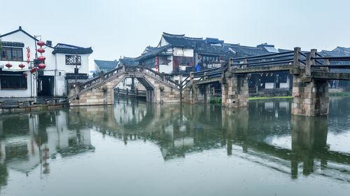 大雪纷飞 女子展示民间绝技独竹漂,仿佛古代女侠